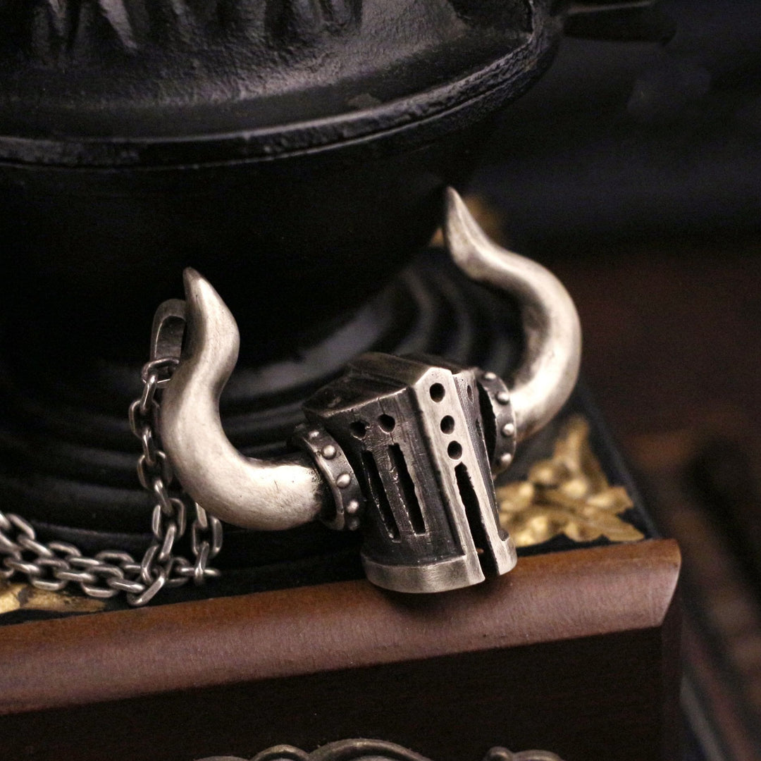WorldNorse Retro Crusader Horned Heavy Helmet Necklace